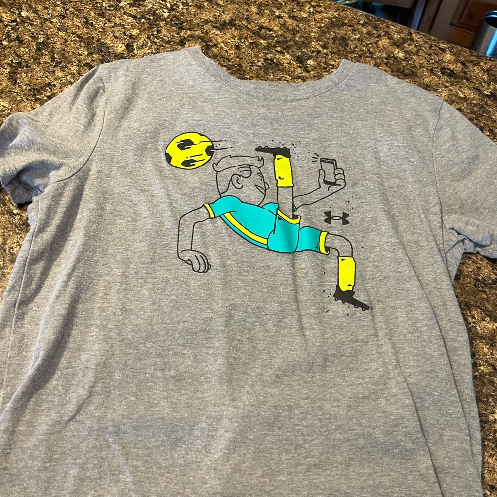 Under Armour youth boys size medium short sleeve shirt